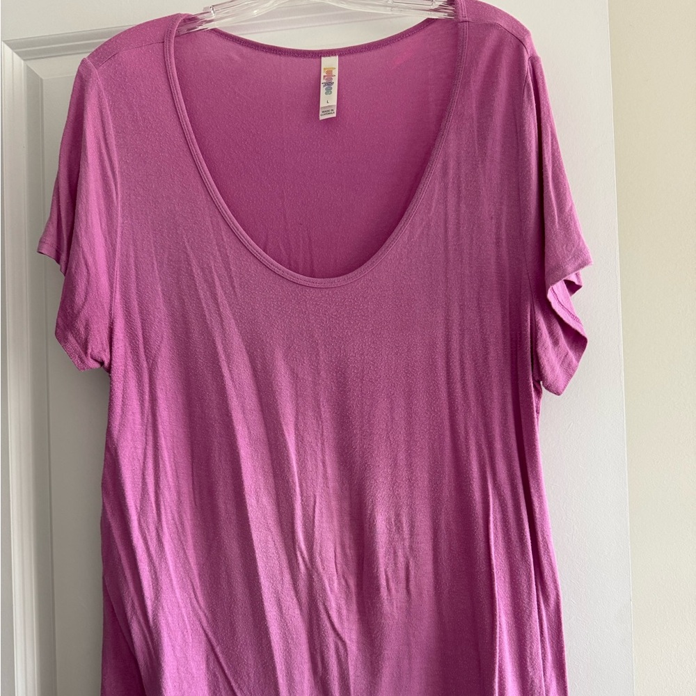 LuLaRoe Women’s Fuchsia Short Sleeve Classic T Size L